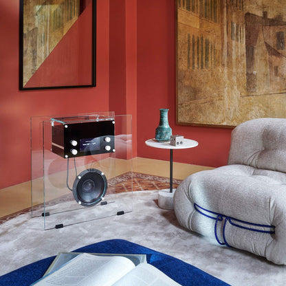 Radio in Cristallo de Franco Albini - Cassina-en situation dans un salon rouge-Cassina