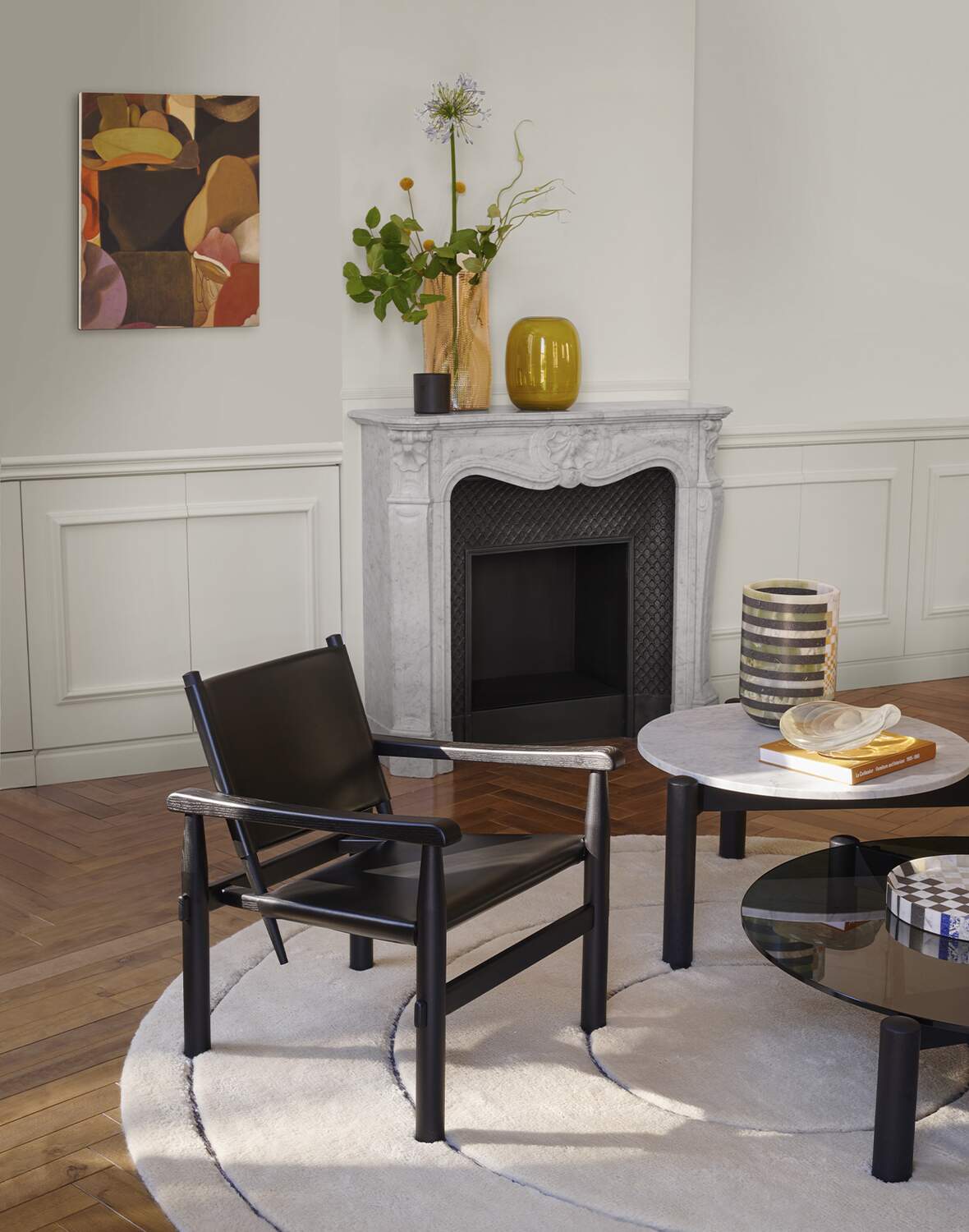 Fauteuil 533 Doron Hotel de Charlotte Perriand - Cassina-en situation devant une cheminée, cuir noir-Cassina