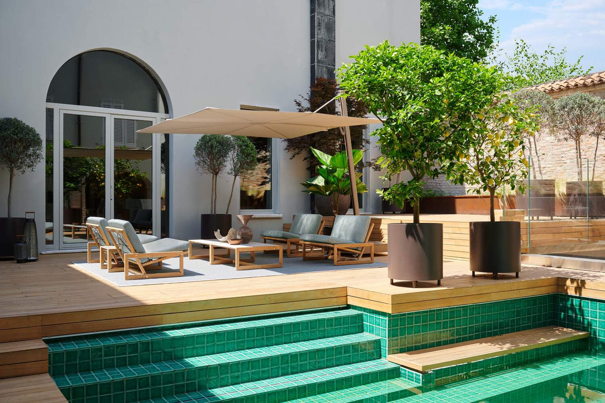 Parasol 097 de Dirk Wynants - Cassina-parasol taupe au bord de la piscine-The Woods Gallery