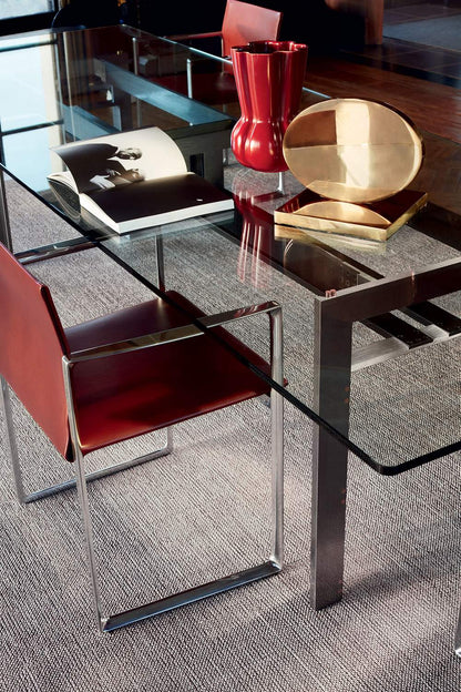 Table W01 Doge de Carlo Scarpa - Cassina-en situation, plateau en verre, chaise en cuir rouge-Cassina