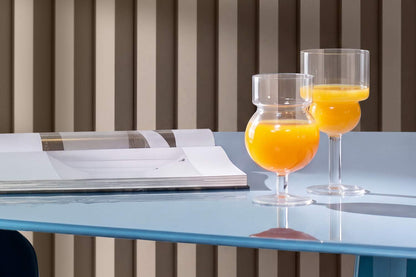 Verres Sferico de Joe Colombo - Cassina-en situation sur une table bleue, vue rapprochée-Cassina
