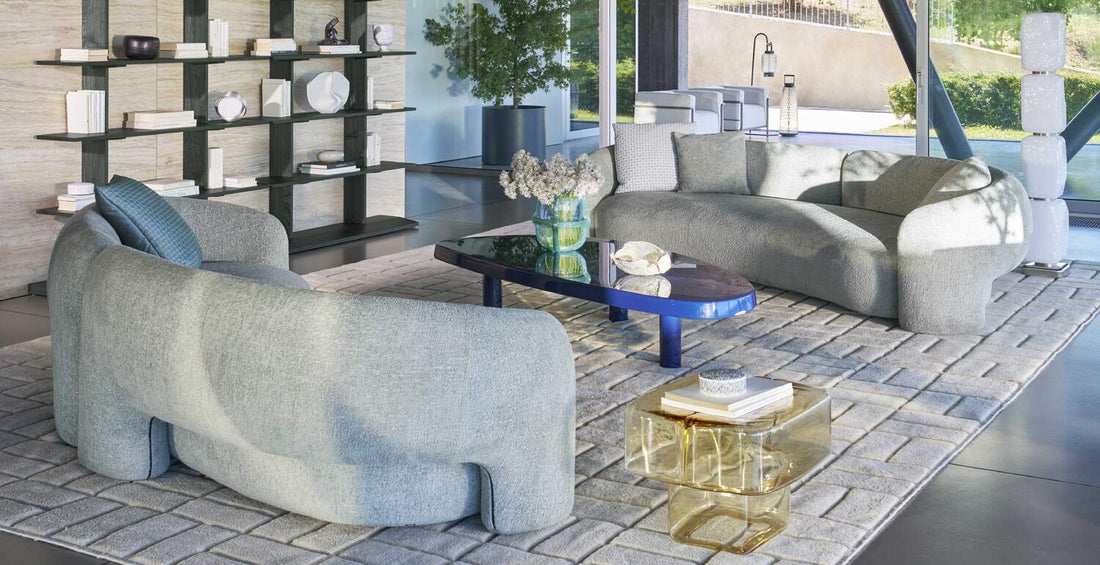 Table basse 589 en forme libre de Charlotte Perriand - Cassina-canapés gris et table basse bleue dans un salon-Cassina
