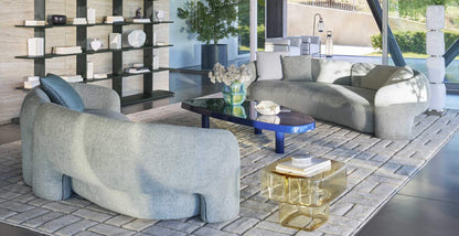Table basse 589 en forme libre de Charlotte Perriand - Cassina-canapés gris et table basse bleue dans un salon-Cassina