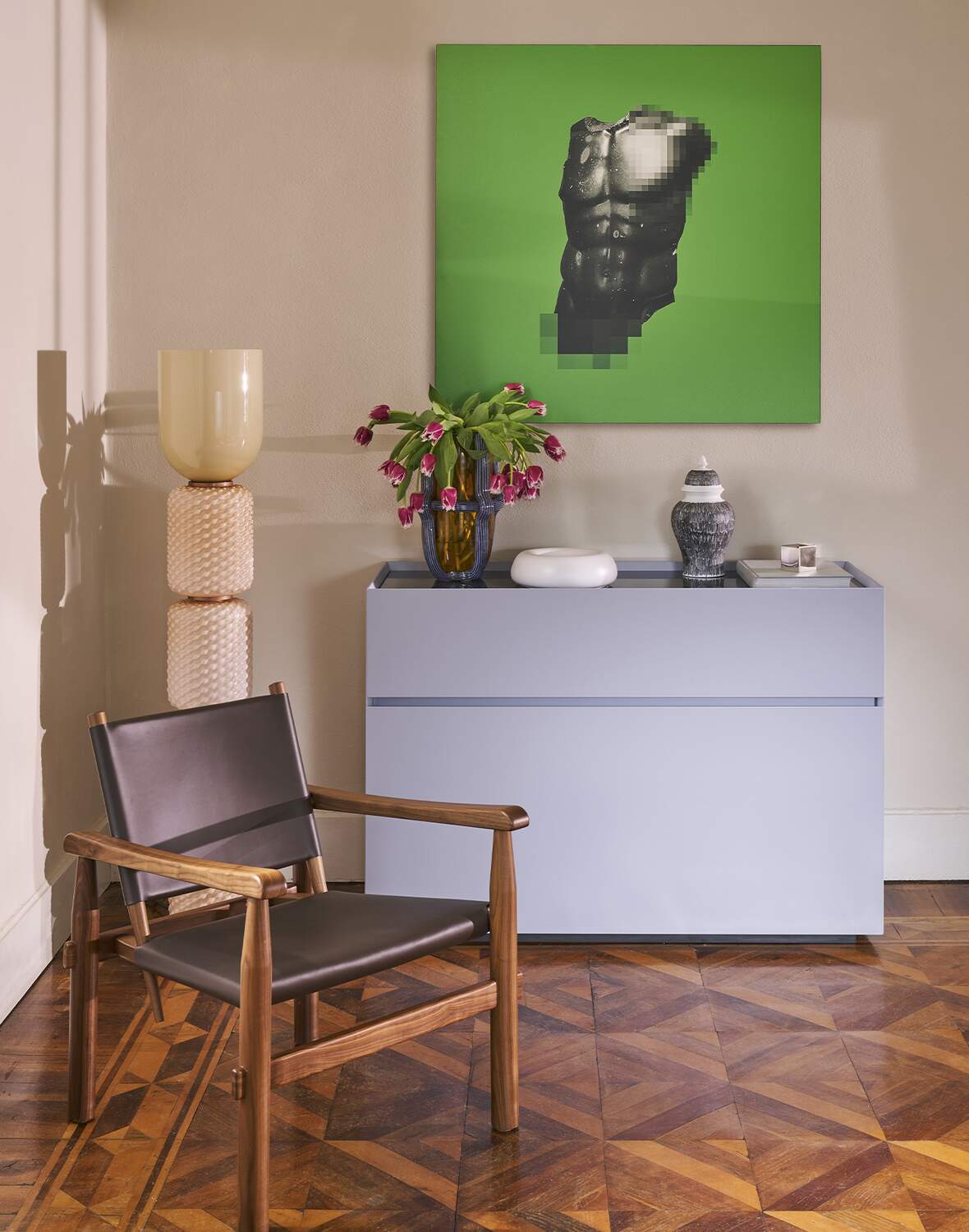 Fauteuil 533 Doron Hotel de Charlotte Perriand - Cassina-cuir sombre et bois, devant un buffet gris-Cassina