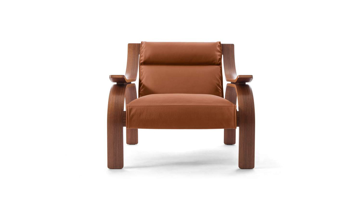 Fauteuil Woodline de Marco Zanuso - Cassina-vue de face, cuir cognac et accoudoirs en bois courbé-Cassina