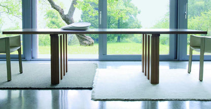 Table La Basilica de Mario Bellini - Cassina-longue table en bois et chaises vertes devant une baie-Cassina