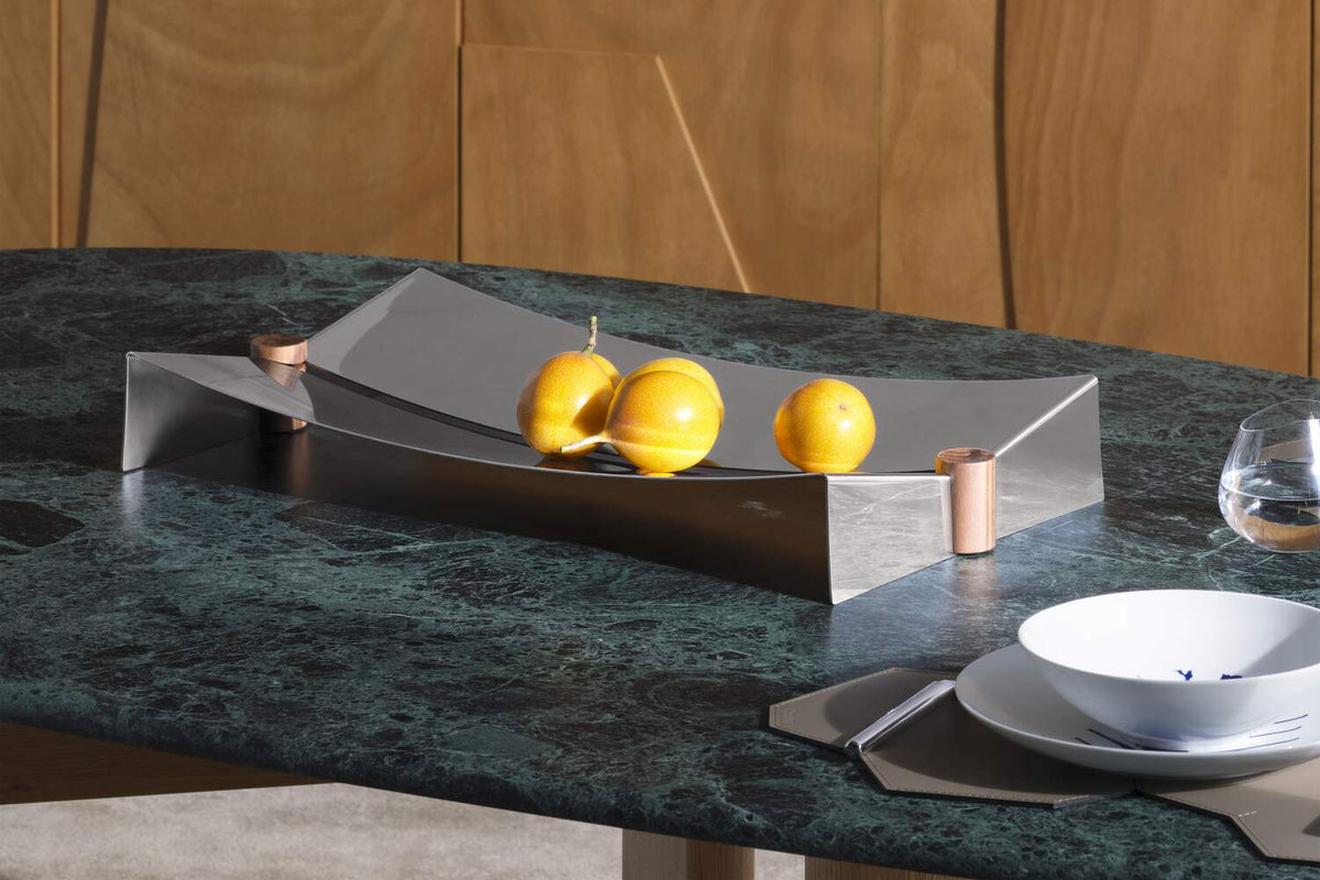 Centre de table Glyntea de Chiara Andreatti - Cassina-coupe en acier avec citrons sur une table en marbre vert-Cassina