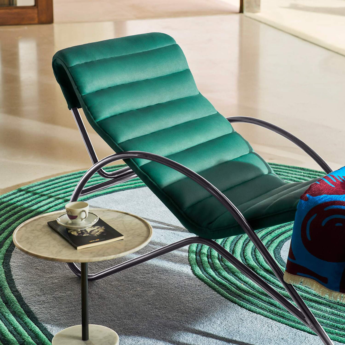 Chaise longue 546 Indochine de Charlotte Perriand - Cassina-assise capitonnée verte sur piétement tubulaire, guéridon en marbre-Cassina