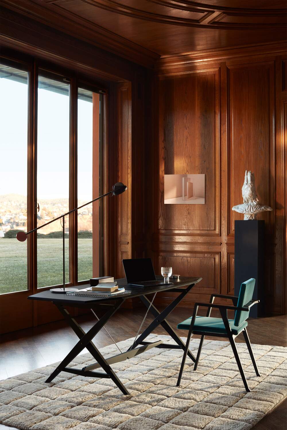 Fauteuil 832 Luisa de Franco Albini - Cassina-en situation dans un bureau, assise verte et table noire-Cassina