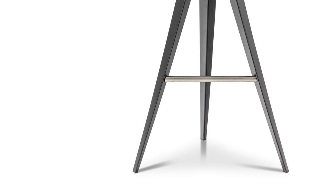Tabouret 531 Mexique de Charlotte Perriand - Cassina-détail du piétement fuselé et du repose-pieds chromé-Cassina
