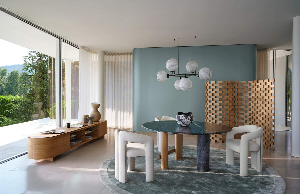 Paravent 537 Ambassade de Charlotte Perriand - Cassina-salon ouvert sur un jardin avec écran en bois et table-Cassina