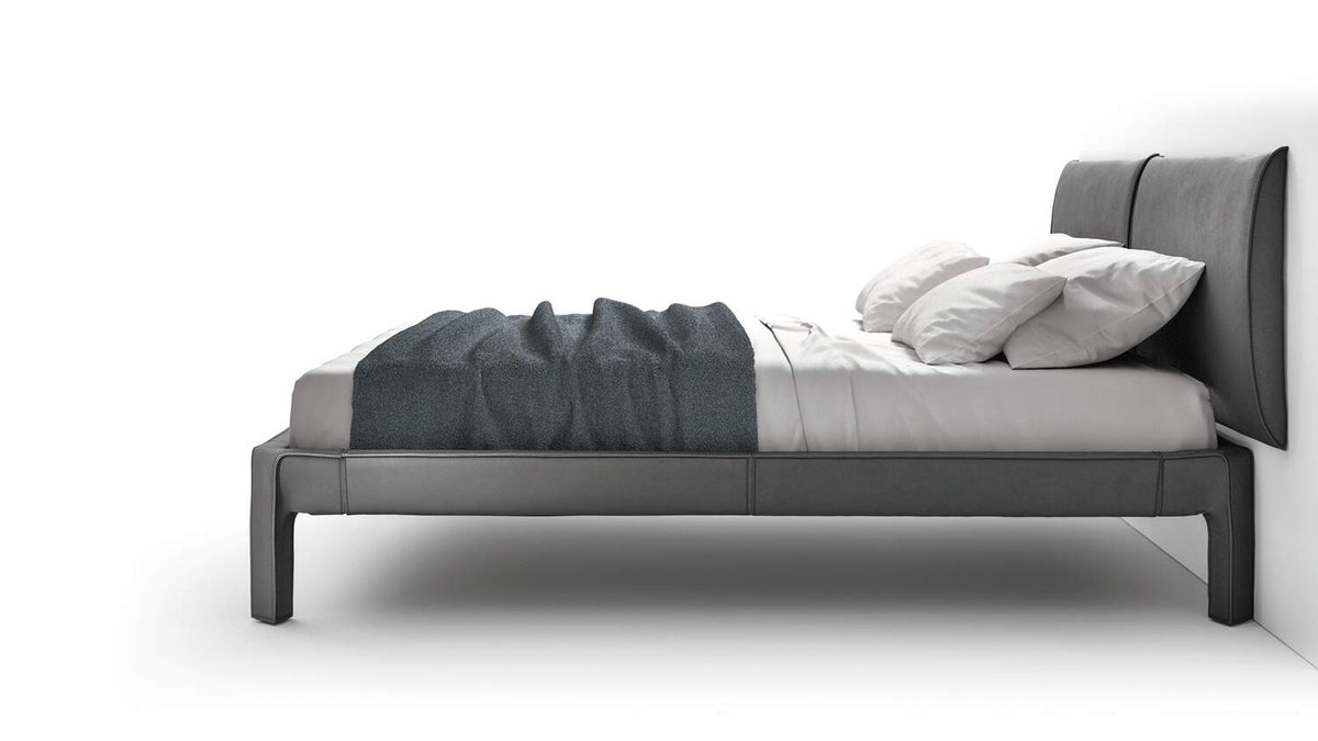 Lit CAB Night de Mario Bellini - Cassina-cadre de lit en cuir noir-The Woods Gallery