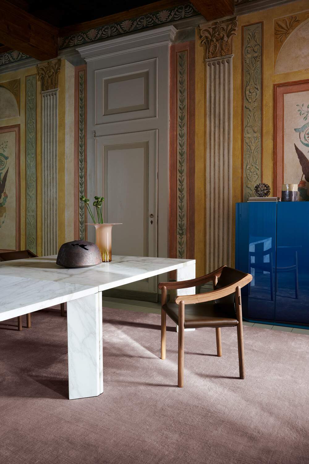 Table Ordinal de Michael Anastassiades - Cassina-en marbre de Carrare, en ambiance salle à manger-The Woods Gallery