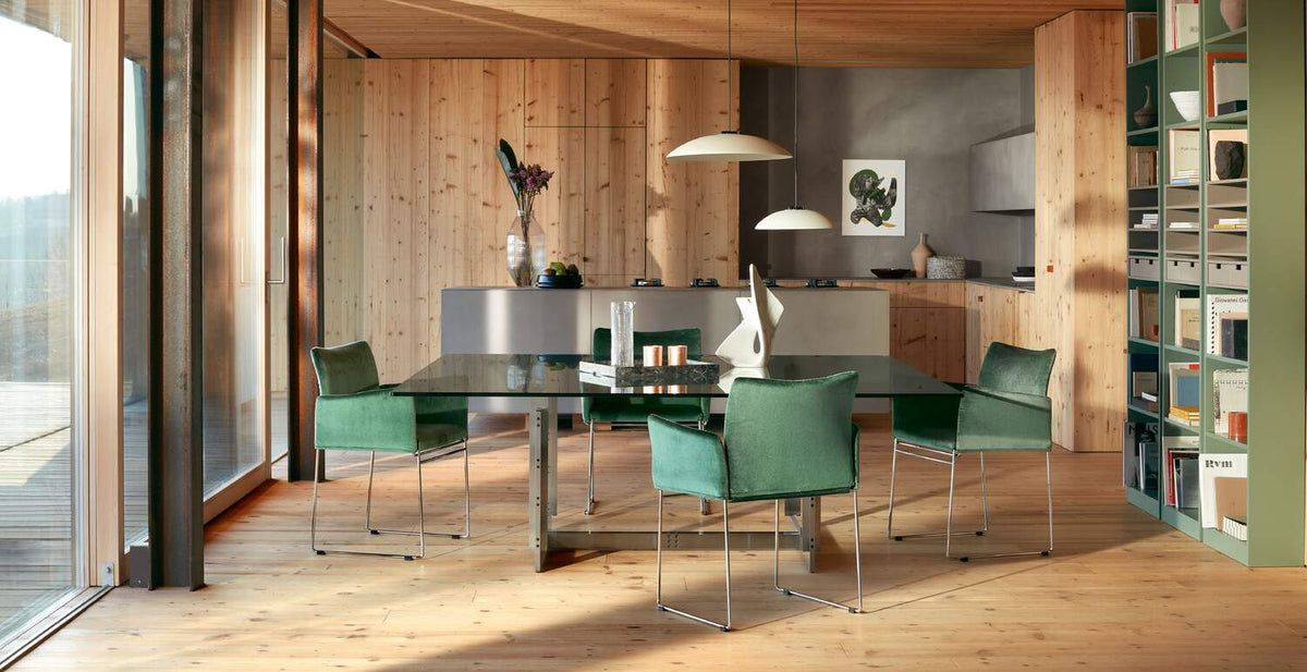 Table W02 Sarpi de Carlo Scarpa - Cassina-en situation dans une cuisine en bois, chaises vertes-Cassina