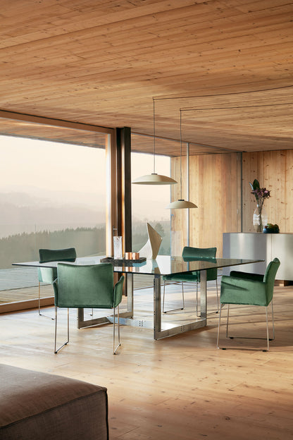 Table W02 Sarpi de Carlo Scarpa - Cassina-table en verre, chaises vertes et boiseries claires-Cassina
