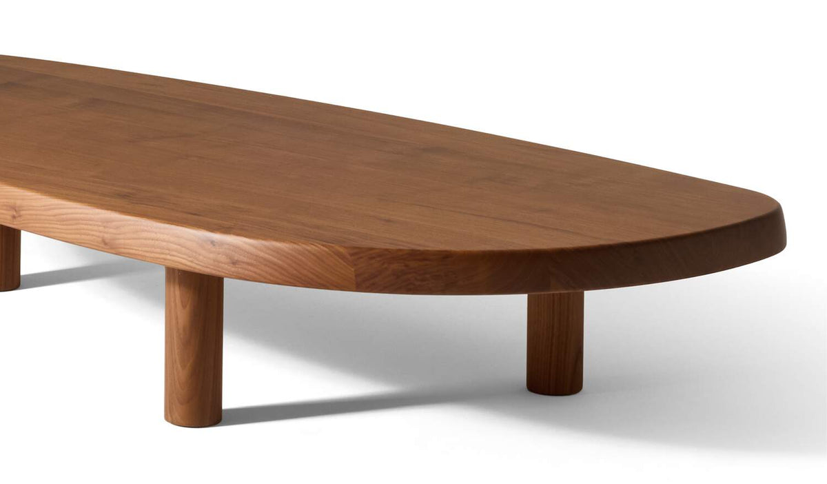 Table basse 589 en forme libre de Charlotte Perriand - Cassina-plateau et pieds en noyer massif, vue rapprochée-Cassina