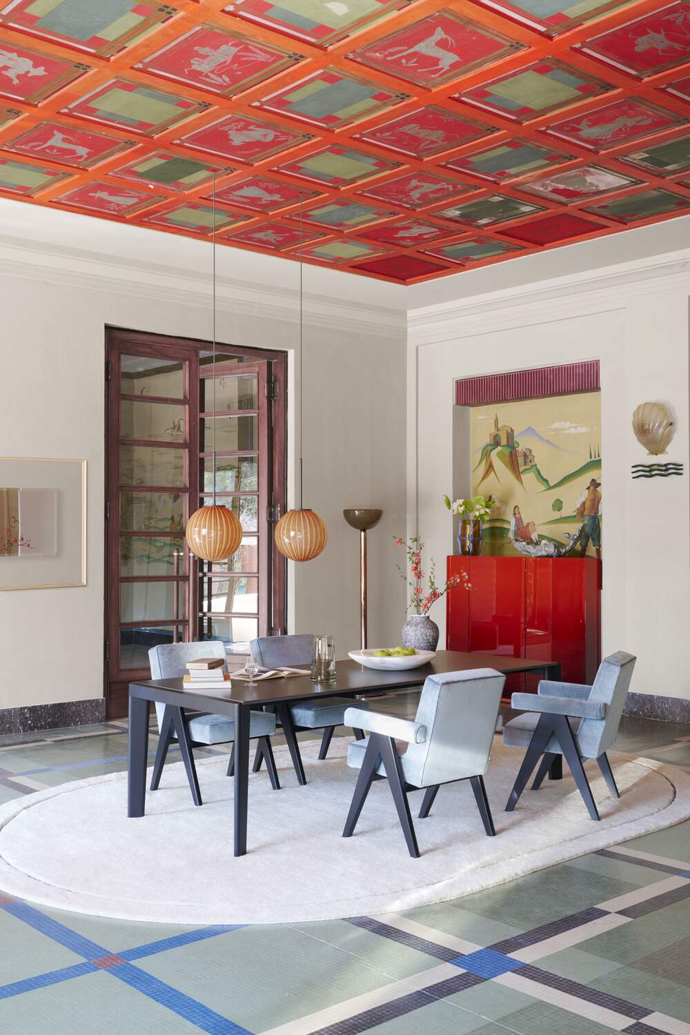 Chaise 062 Committee de Pierre Jeanneret - Cassina-salle à manger au plafond rouge, chaises bleu clair-Cassina