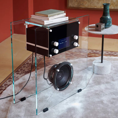 Radio in Cristallo de Franco Albini - Cassina-en situation sur un tapis, coffre en verre-Cassina