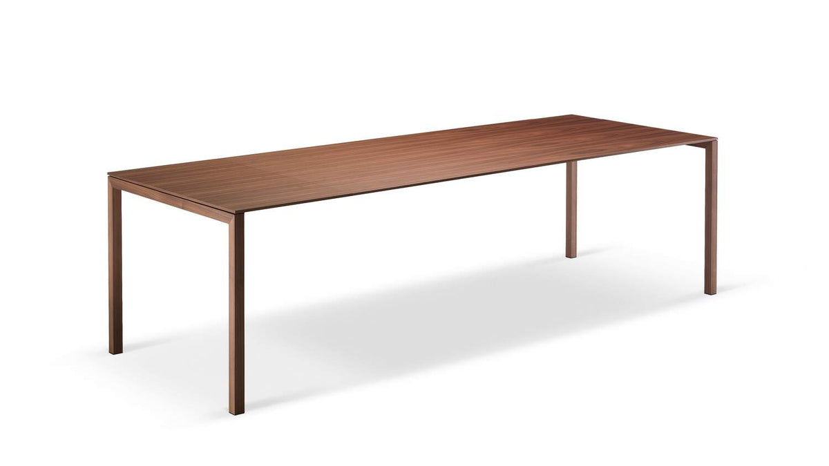Table Naan de Piero Lissoni - Cassina-placage noyer canaletto, vue de trois quarts-The Woods Gallery