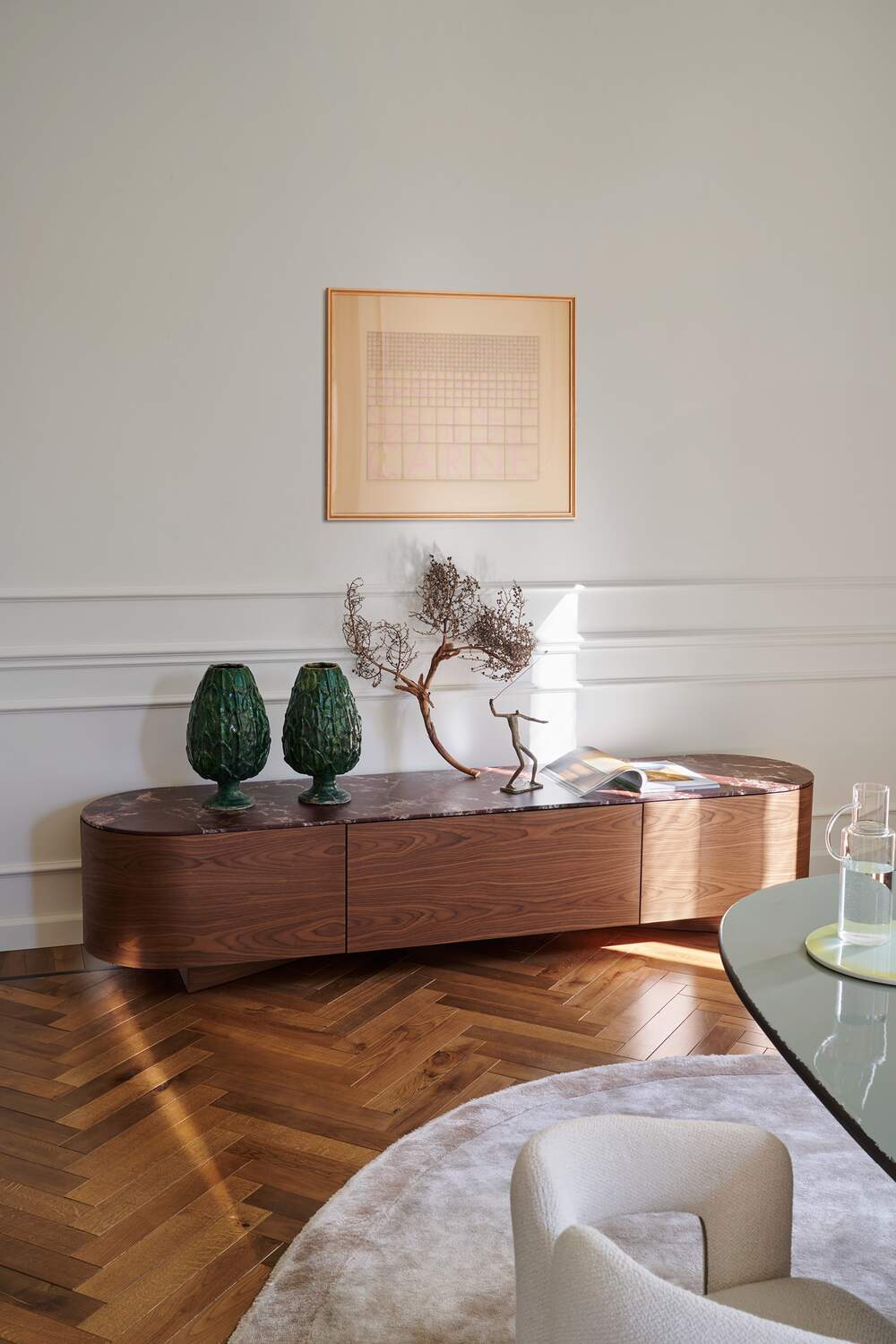 Commode Rondos de Patricia Urquiola - Cassina-commode basse en noyer en ambiance-The Woods Gallery