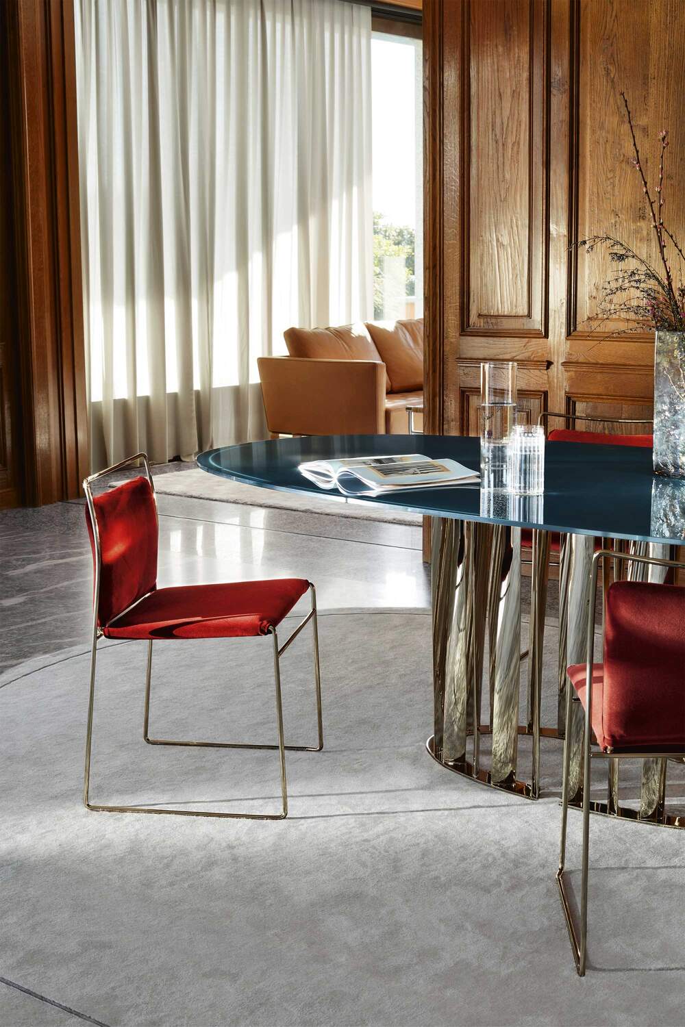 Chaise Tulu de Kazuhide Takahama - Cassina-chaises autour d’une table en marbre-The Woods Gallery