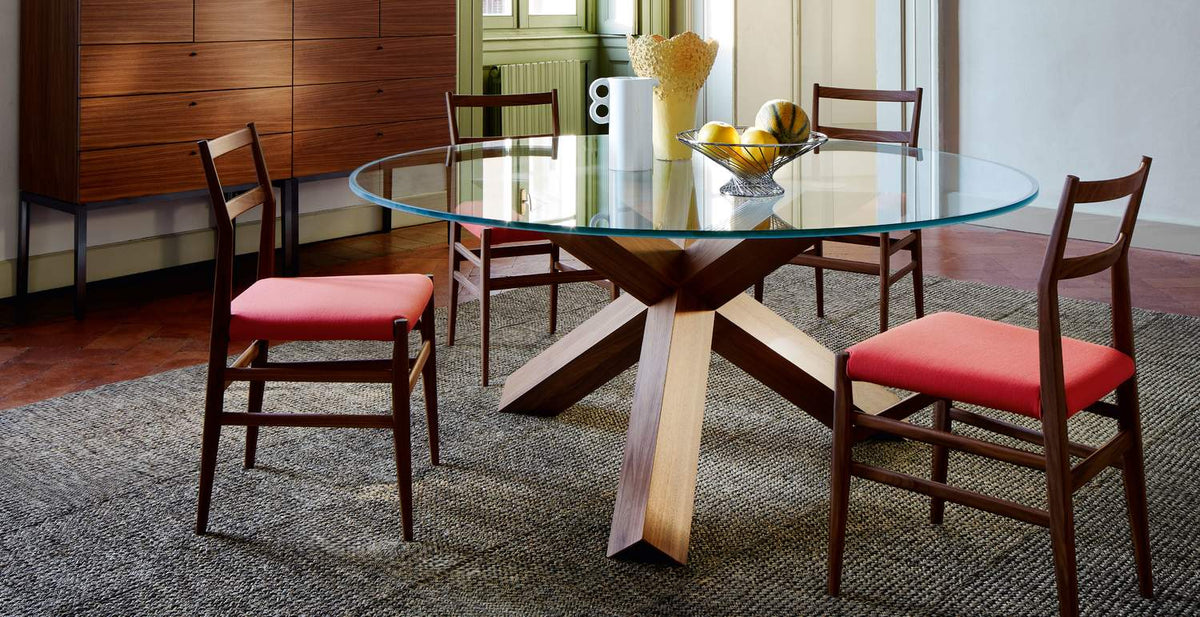 Table La Rotonda de Mario Bellini - Cassina-en situation, plateau en verre rond et chaises-Cassina