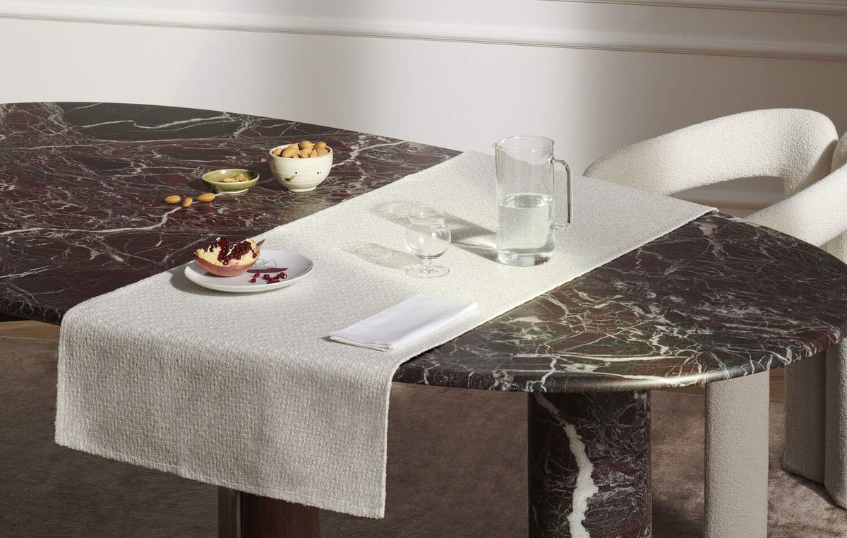 Linge de table Together - Cassina-chemin de table blanc bouclé sur une table en marbre-Cassina
