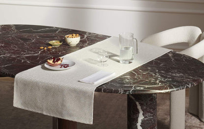 Linge de table Together - Cassina-chemin de table blanc bouclé sur une table en marbre-Cassina