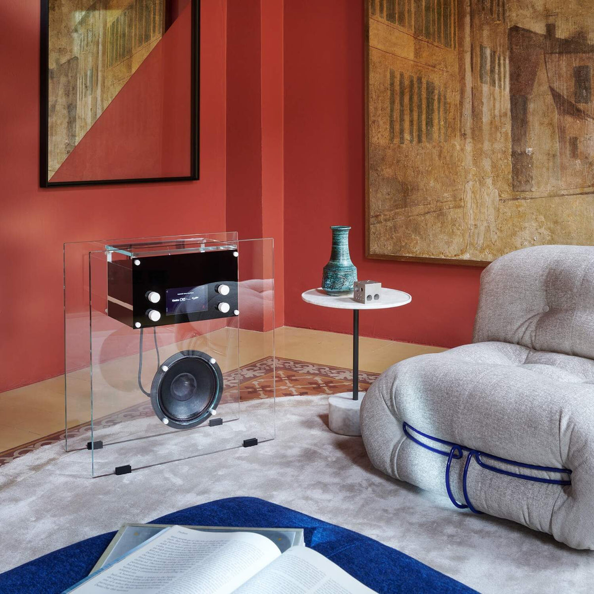 Radio in Cristallo de Franco Albini - Cassina-en situation dans un salon rouge-Cassina