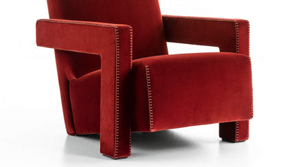 Fauteuil 637 Utrecht XL de Gerrit Thomas Rietveld - Cassina-vue de trois quarts, velours rouge à surpiqûres-Cassina
