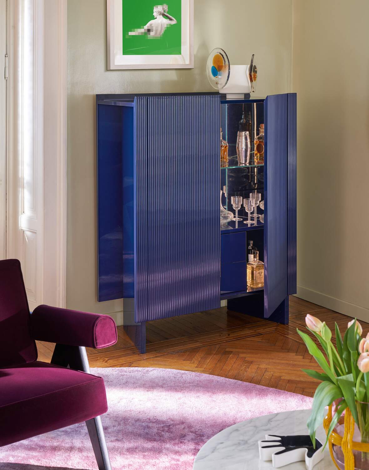 Collection Hayama de Patricia Urquiola - Cassina - Livraison rapide-meuble haut bleu nuit en ambiance-The Woods Gallery