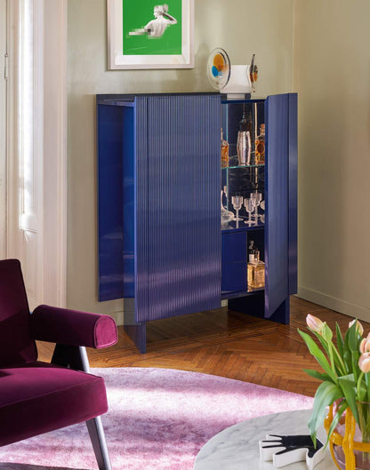 Collection Hayama de Patricia Urquiola - Cassina - Livraison rapide-meuble haut bleu nuit en ambiance-The Woods Gallery