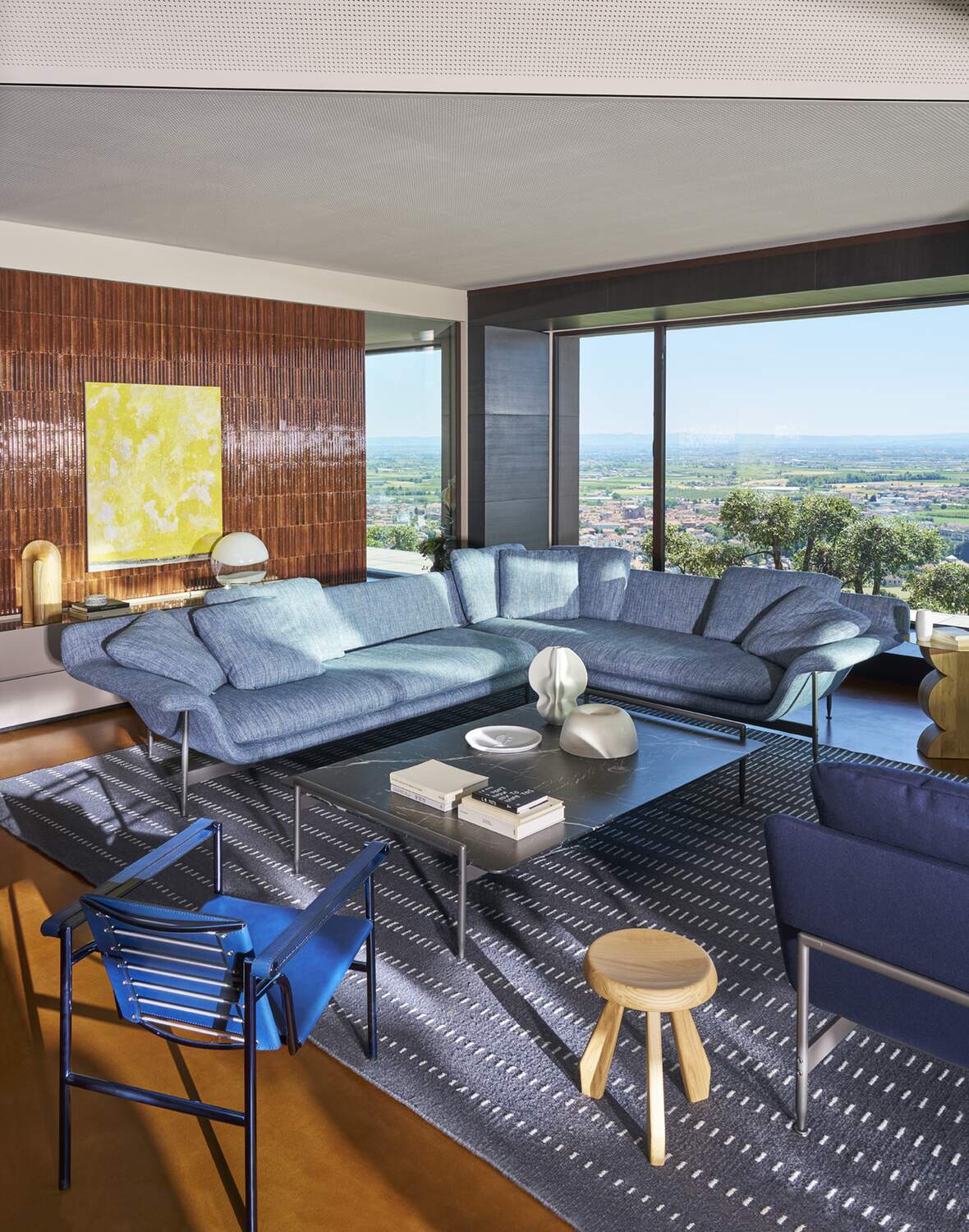 Tapis Janubi en laine - Cassina-tapis dans un salon face au paysage-The Woods Gallery
