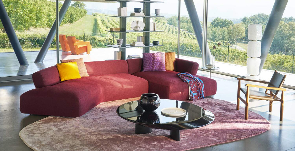 Fauteuil 533 Doron Hotel de Charlotte Perriand - Cassina-en situation dans un salon, canapé rouge et fauteuil en cuir-Cassina
