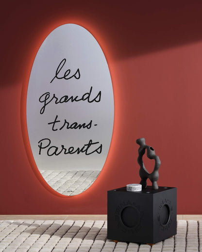 Miroir Les Grands Trans-Parents de Man Ray - Cassina-en situation sur un mur rouge-Cassina