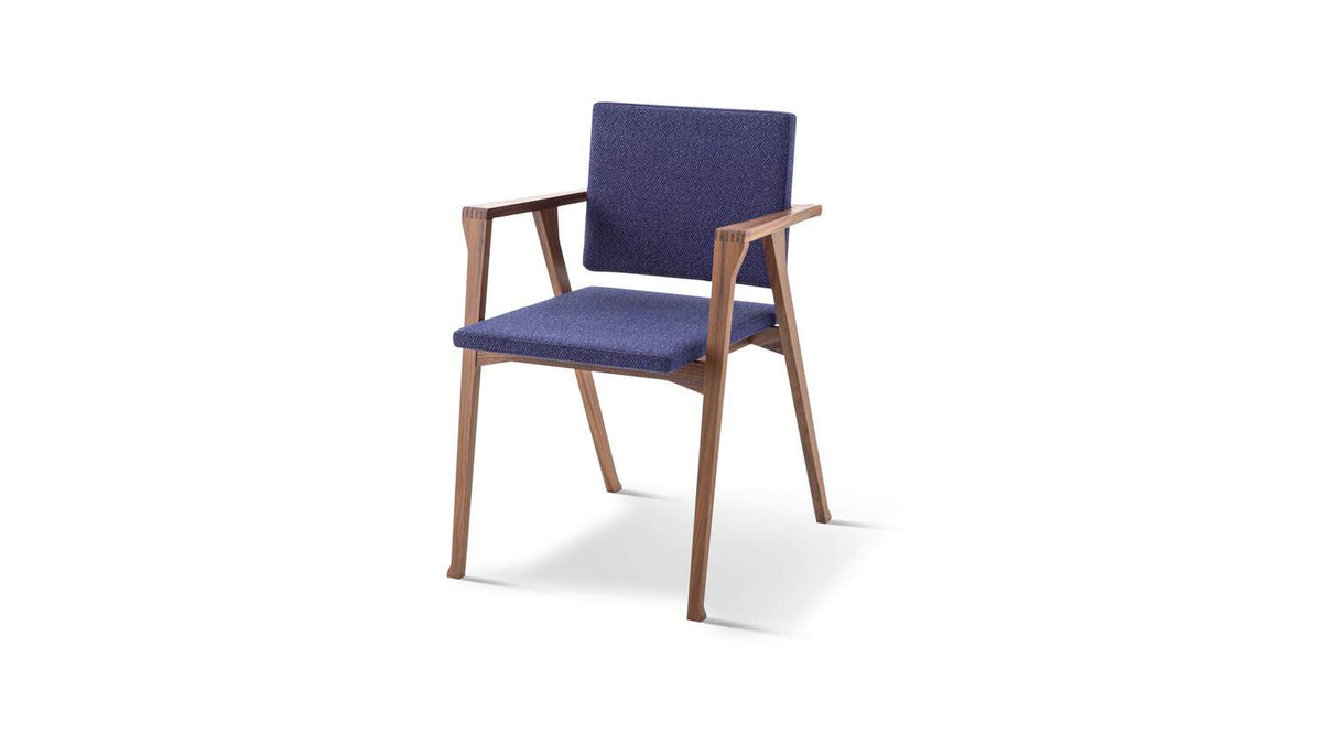 Fauteuil 832 Luisa de Franco Albini - Cassina-vue de trois quarts, tissu bleu chiné et bois-Cassina