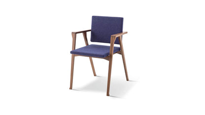 Fauteuil 832 Luisa de Franco Albini - Cassina-vue de trois quarts, tissu bleu chiné et bois-Cassina