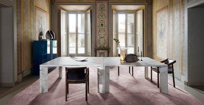 Table Ordinal de Michael Anastassiades - Cassina-en marbre de Carrare, en ambiance-The Woods Gallery