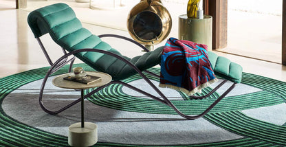Chaise longue 546 Indochine de Charlotte Perriand - Cassina-en situation sur un tapis vert, velours vert-Cassina