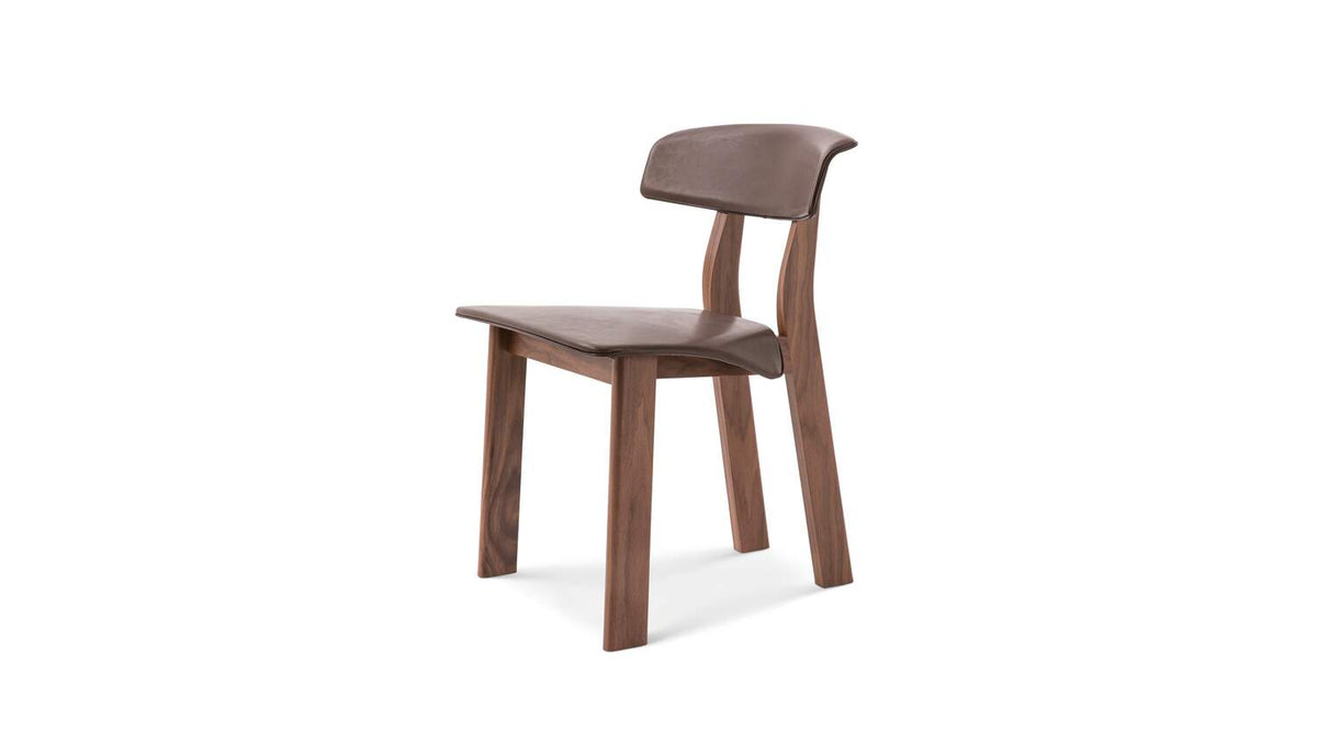 Chaise Back-Wing de Patricia Urquiola - Cassina-chaise en noyer et cuir brun, vue de trois quarts-The Woods Gallery