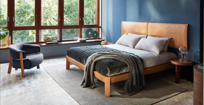 Lit CAB Night de Mario Bellini - Cassina-lit en cuir naturel dans une chambre-The Woods Gallery