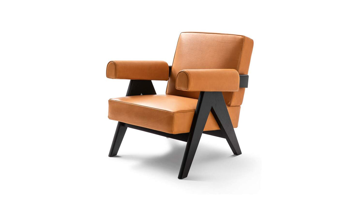 Fauteuil 053 Capitol Complex de Pierre Jeanneret - Cassina-vue de trois quarts, cuir cognac-Cassina