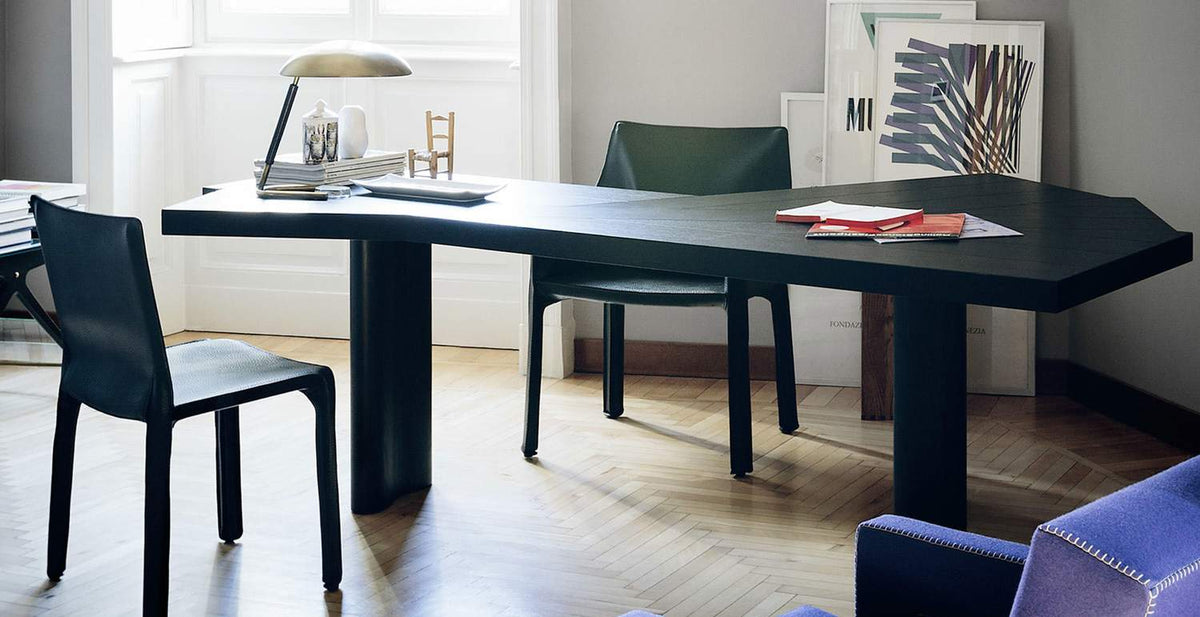 Table 511 Ventaglio de Charlotte Perriand - Cassina-en situation dans un bureau, avec des chaises en cuir noir-Cassina