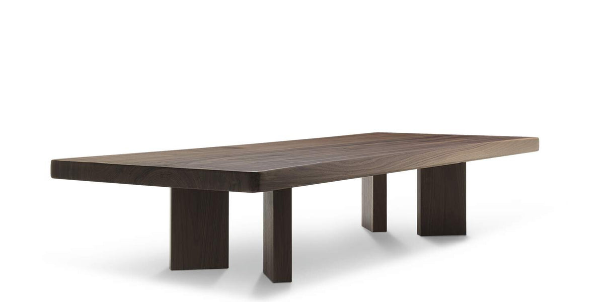 Table basse 515 Plana de Charlotte Perriand - Cassina-vue de trois quarts, plateau en bois sombre sur quatre pieds-Cassina