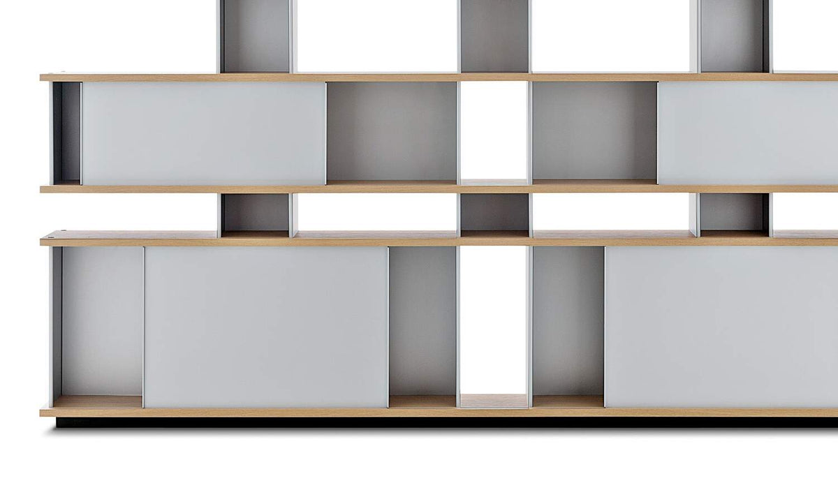 Bibliothèque 526 Nuage de Charlotte Perriand - Cassina-vue de face, étagères en chêne et portes grises coulissantes-Cassina