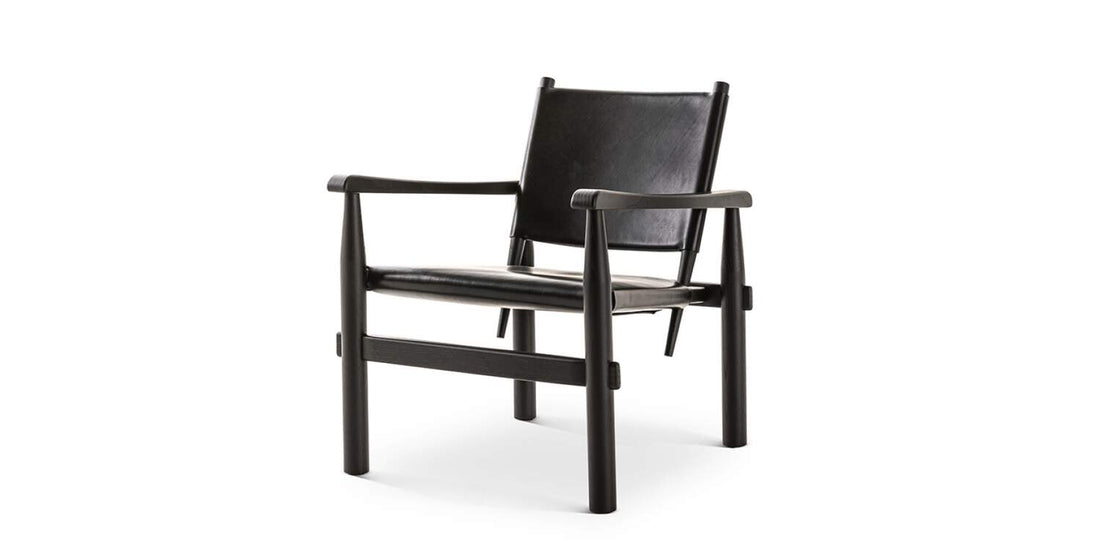 Fauteuil 533 Doron Hotel de Charlotte Perriand - Cassina-vue de trois quarts, cuir noir et bois noir-Cassina