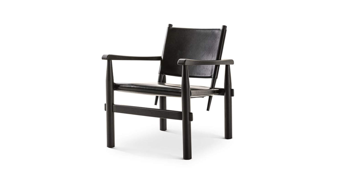 Fauteuil 533 Doron Hotel de Charlotte Perriand - Cassina-vue de trois quarts, cuir noir et bois noir-Cassina