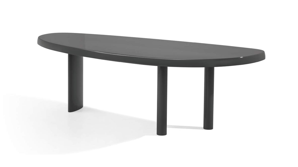 Table 525 en forme libre de Charlotte Perriand - Cassina-vue de trois quarts, laqué gris foncé, trois pieds-Cassina