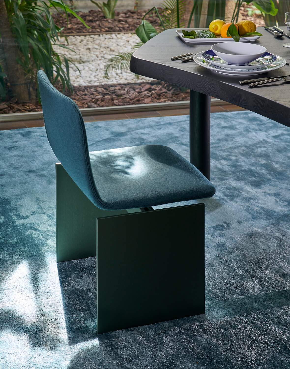 Table 545 Montparnasse de Charlotte Perriand - Cassina-en situation près d&