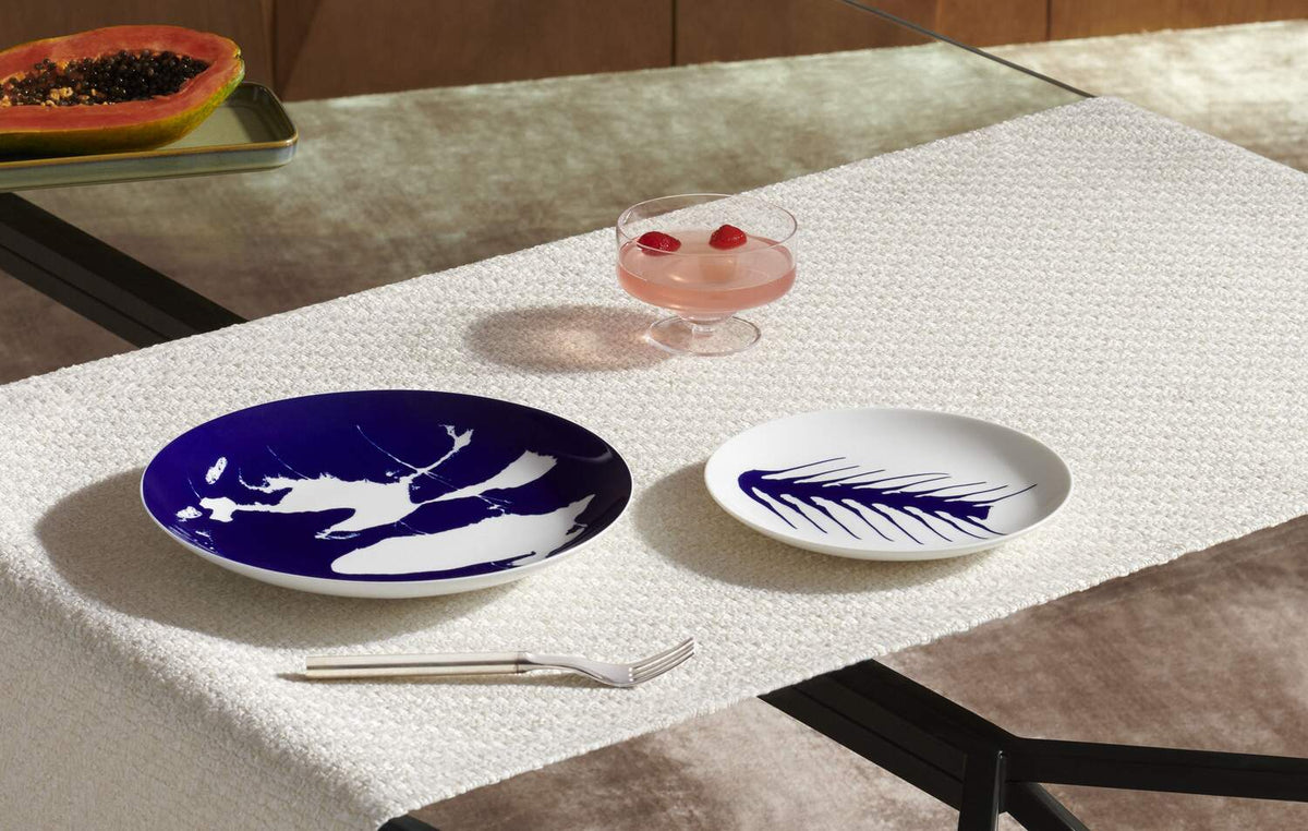 Assiettes Le Monde de Charlotte Perriand - Cassina-assiettes bleues et blanches sur chemin de table-Cassina